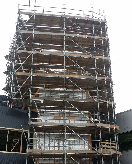Andamios metálicos modernos en edificios en construcción